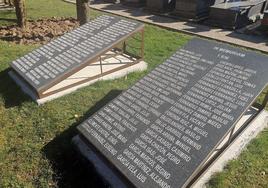 Placas en el cementerio de Burgos en recuerdo de las víctimas franquistas que se encontraban en las fosas.