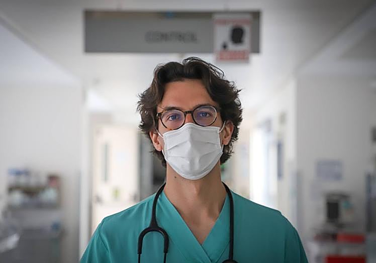 Imagen principal - Santiago Mena, Laura Núñez e Irene Arenas, parte de los rostros del servicio de Anestesiología. 