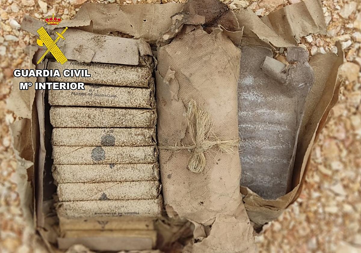 Fueron localizados 35 cartuchos de dinamita.