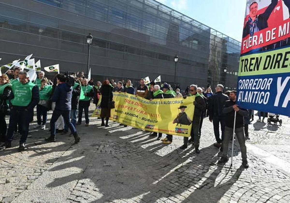 Unión de Campesinos y la Plataforma por el Tren Directo han recibido a Pedro Sánchez con protestas en Burgos.