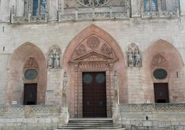 Las puertas de Santa María acaban de recibir una mano de pintura para su mantenimiento en buen estado.