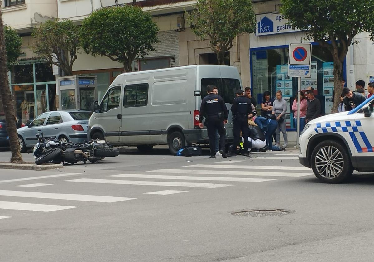 El motorista ha quedado tendido sobre la calzada.