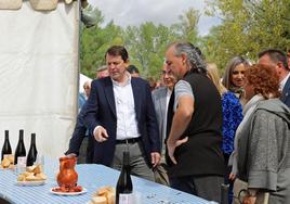 El presidente Alfonso Fernández Mañueco junto con Jesús Manuel Glez. Palacín y Susana Pardo, de UCCL, en la Feria de Lerma.