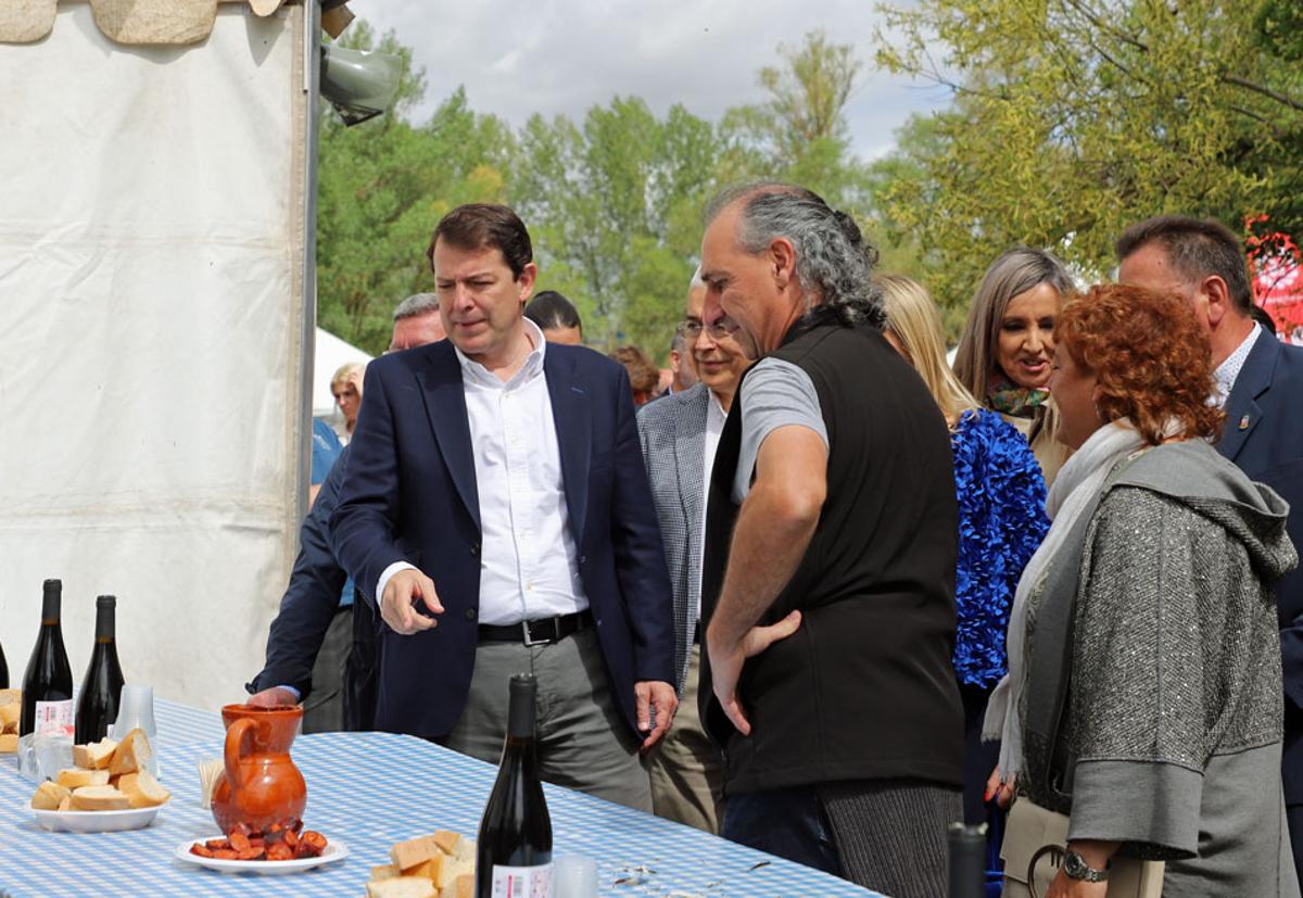 El presidente Alfonso Fernández Mañueco junto con Jesús Manuel Glez. Palacín y Susana Pardo, de UCCL, en la Feria de Lerma.