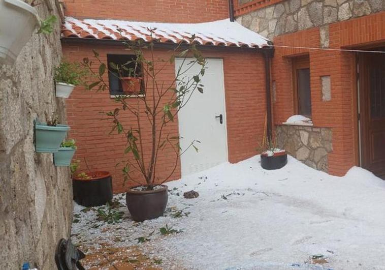 El granizo caído formó una capa que parecía nieve.