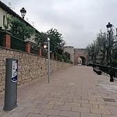 Semáforos y bancos completan la peatonalización del arco de San Martín