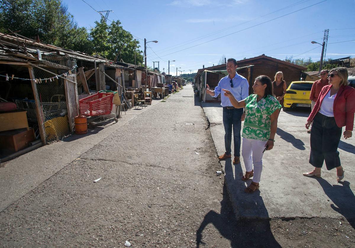 Imagen de una de las visitas del alcalde, Daniel de la Rosa, a El Encuentro antes de iniciarse el realojo.