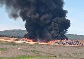 El incendio ha generado una enorme columna de humo negro perfectamente visible desde varios kilómetros.