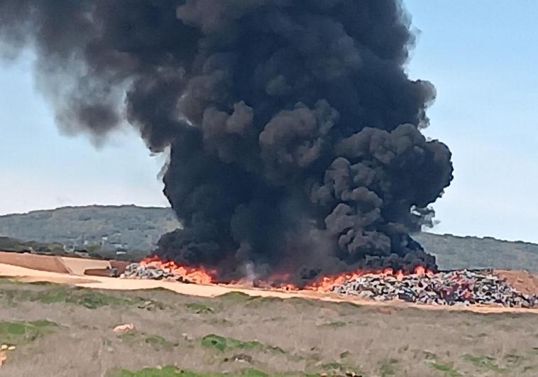 El incendio ha generado una enorme columna de humo negro perfectamente visible desde varios kilómetros.