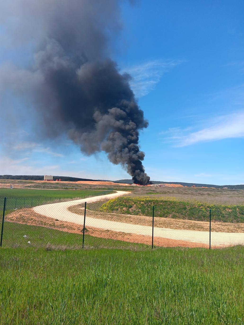 Así se veía el incendio a primera hora de la tarde.