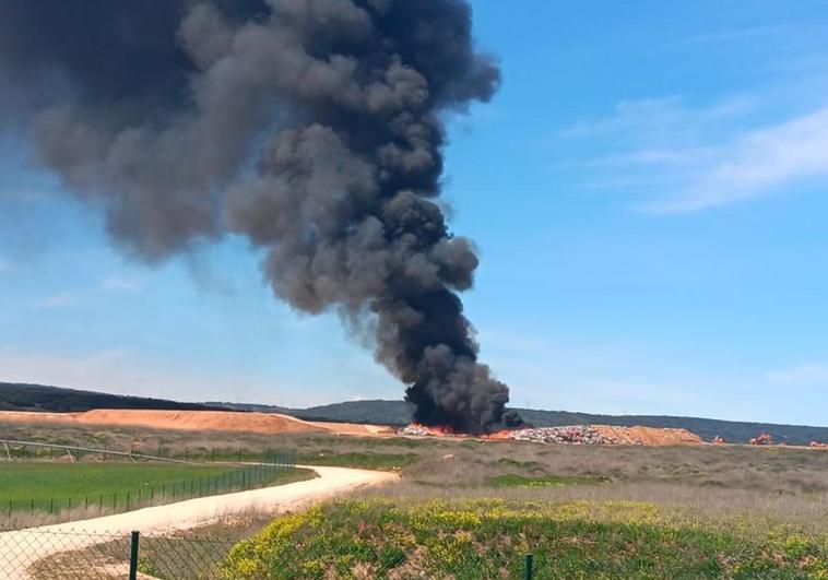 El incendio provocó una densa columna de humo negro desde primera hora de la tarde de ayer.