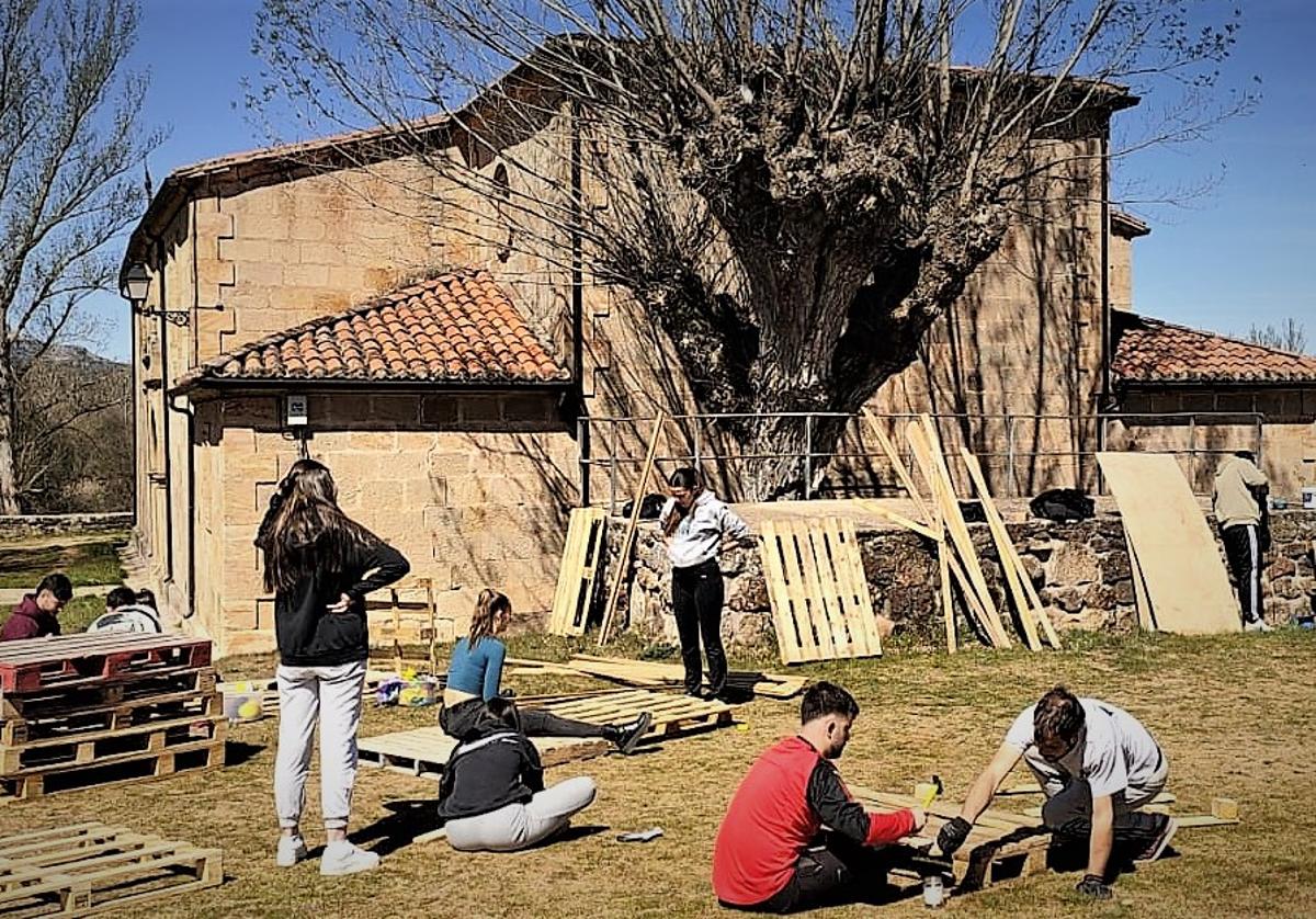 Los jóvenes encargados de la organización preparan los decorados del festival en la campa donde se celebrará.