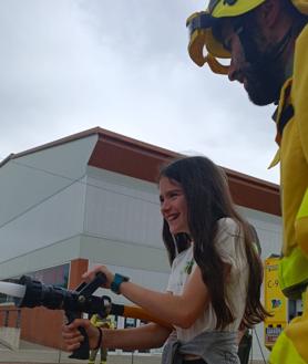 Imagen secundaria 2 - Los alumnos se quedaron encantados de poder conocer el camión y la manguera. 