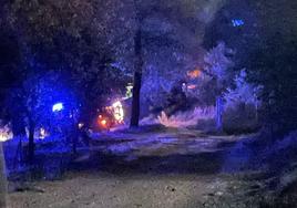 Los Bomberos y la Policía Local de Aranda trabajando en el lugar del fuego.