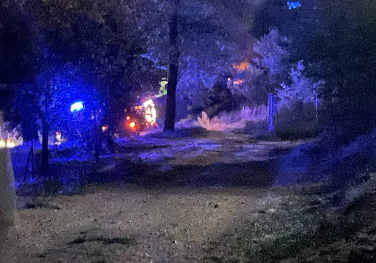 Los Bomberos y la Policía Local de Aranda trabajando en el lugar del fuego.