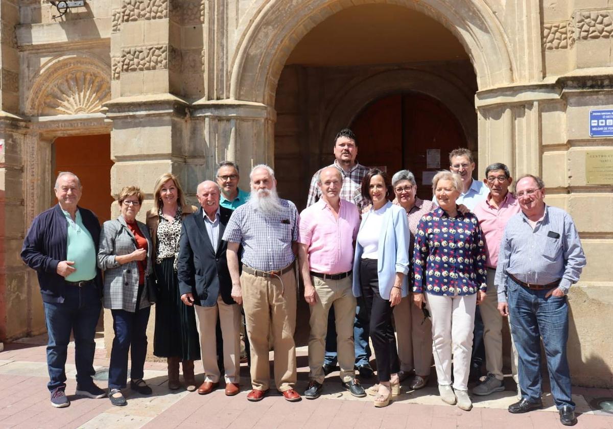 El candidato socialista a la alcaldía de Melgar de Fernamental, Justino Zarzosa, junto a su equipo