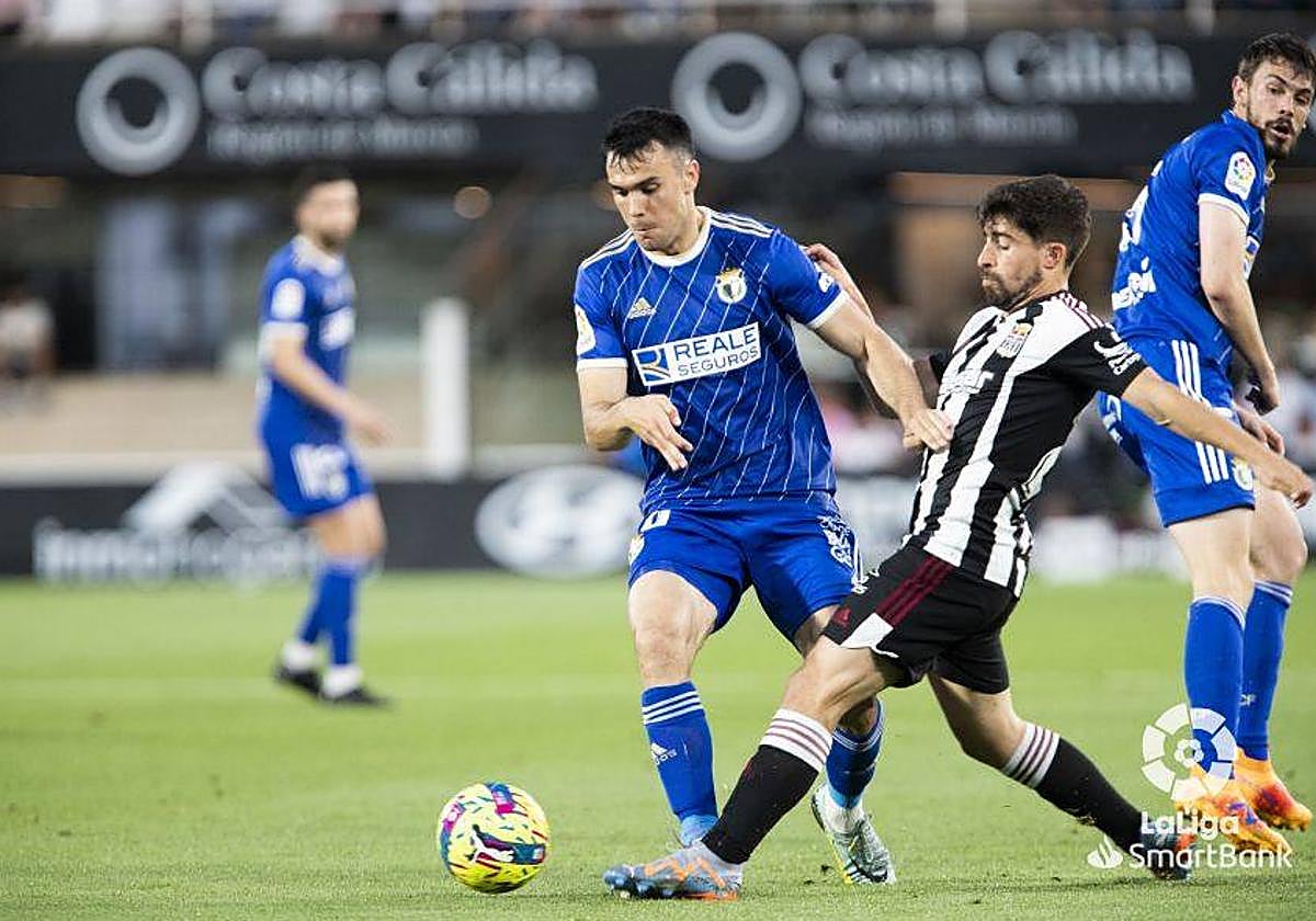 Bermejo supera la entrada de un jugadro albinegro en Cartagonova