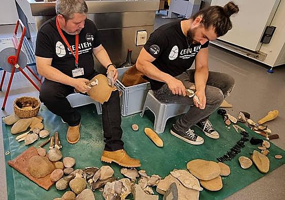 Demostración de talla lítica en el Laboratorio de Arqueología Experimental.