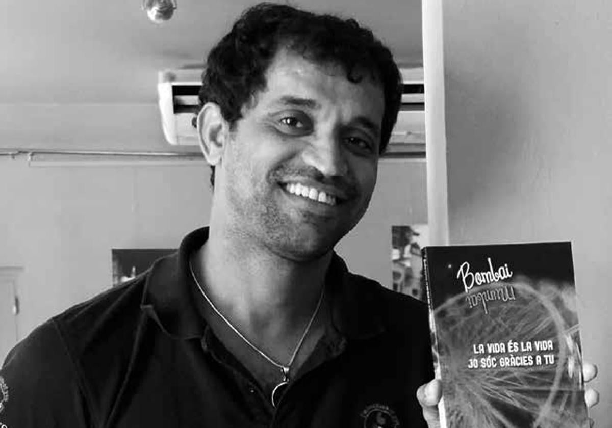 Amin Sheikh con su libro 'Bombay, Mumbai. La vida es la vida. Soy gracias a ti'.