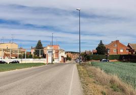 Una de las entradas a Villatoro por el polígono industrial de Villalonquéjar.