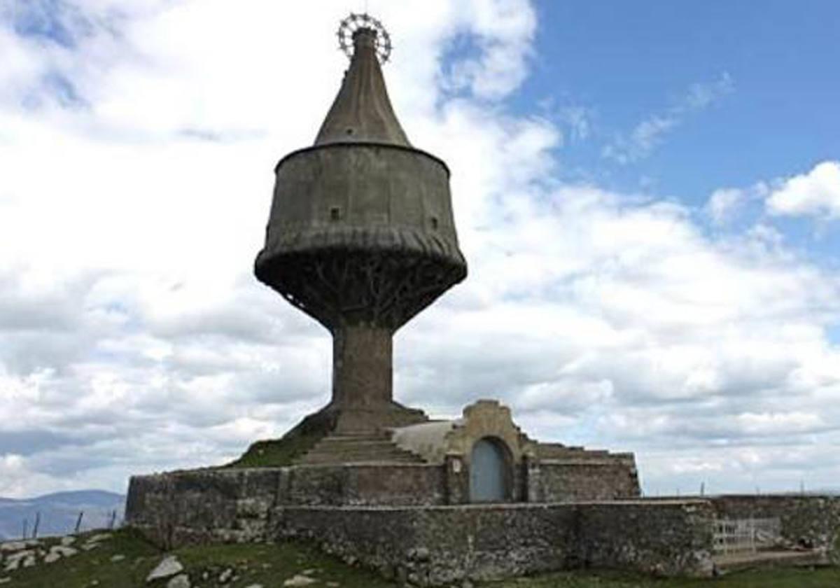 Monumento a la Virgen de la Antigua.