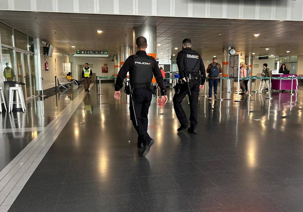 Intervención de la Policía Nacional en la estación de tren de Burgos.