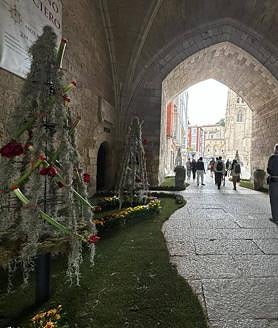 Imagen secundaria 2 - Burgos prepara los decorados para celebrar la Fiesta de las Flores.