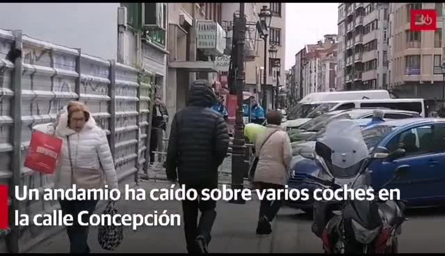 Un andamio cae sobre varios coches en la calle Concepción de Burgos