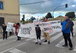 La protesta se ha llevado a cabo con pancartas y presencia de medio centenar de vecinos.