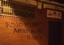 Imagen de las pintadas aparecidas en la sede de la calle Fernán González.