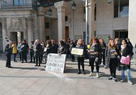 Protesta del sector de peluquerías, esteticistas y barberías de Burgos en la Plaza Mayor.