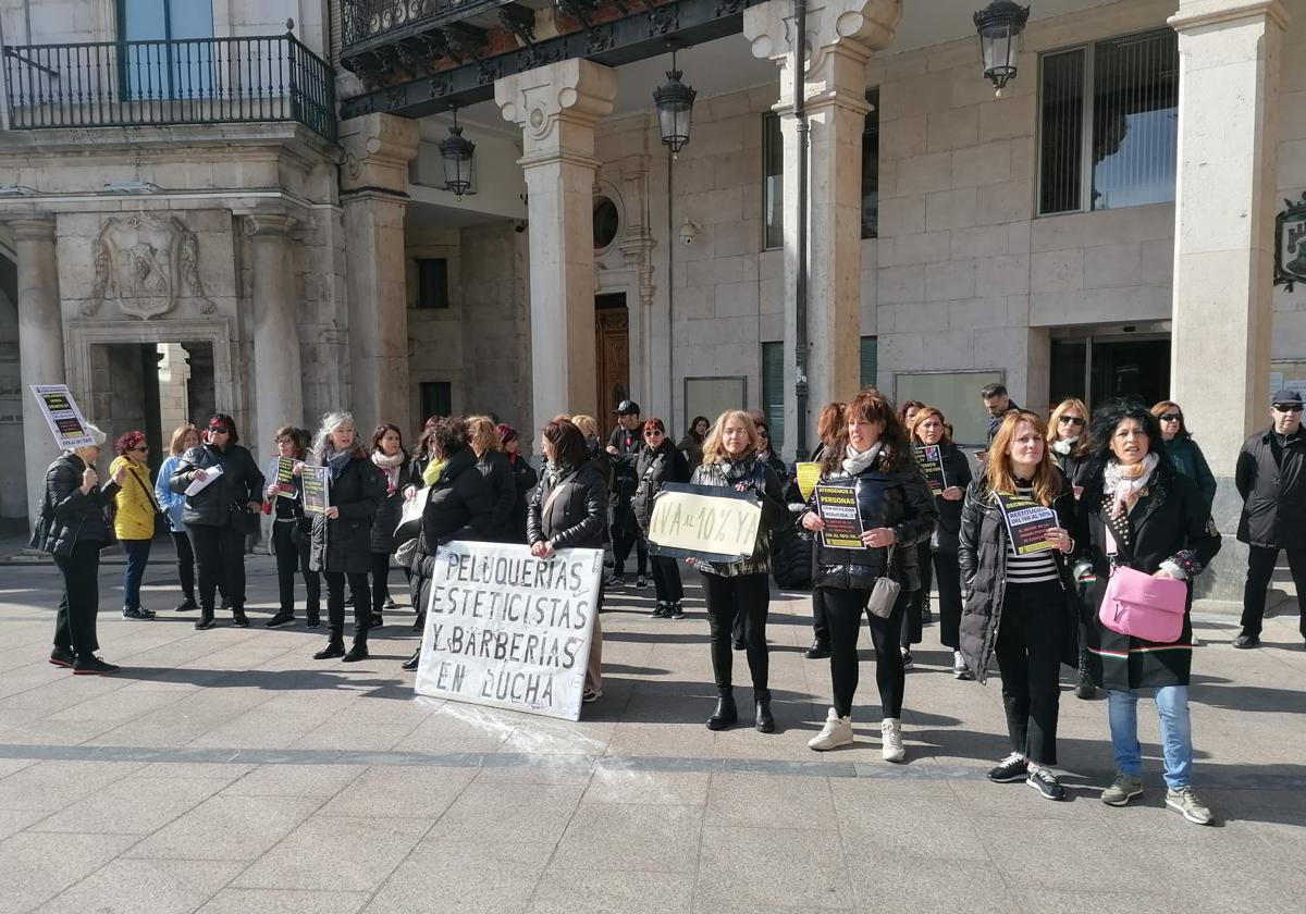 Protesta del sector de peluquerías, esteticistas y barberías de Burgos en la Plaza Mayor.