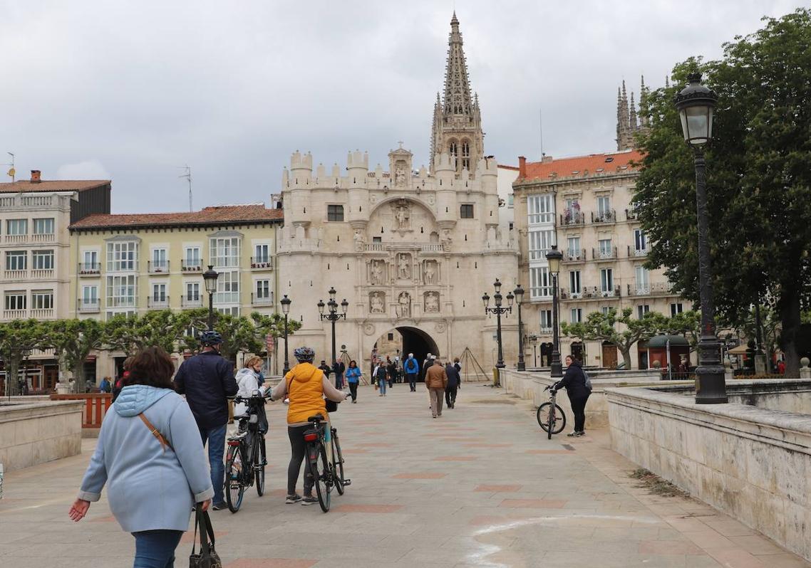 Imagen después - Varias personas pasean por el puente de Santa María.