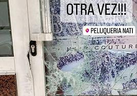 Imagen del agujero en la puerta de cristal y la cerradura forza del establecimiento