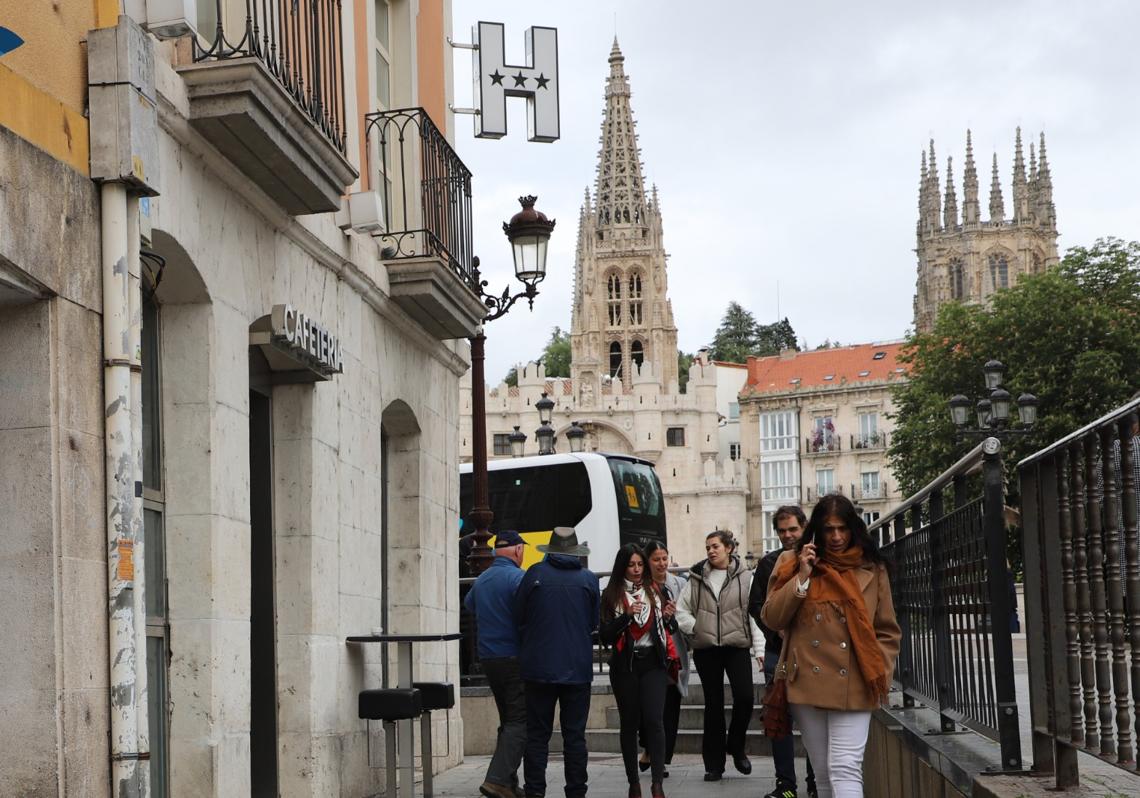 Imagen después - Vista de la Catedral y el Arco de Santa María desde la plaza Vega.