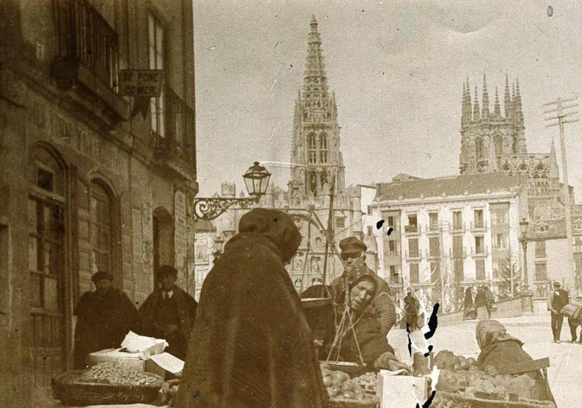 Imagen antes - Vista de la Catedral y el Arco de Santa María desde la plaza Vega.