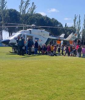 Imagen secundaria 2 - Más de 700 alumnos descubren el trabajo de la Guardia Civil en Roa de Duero