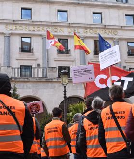 Imagen secundaria 2 - Manifestantes frente a la Subdelegación del Gobierno en Burgos.