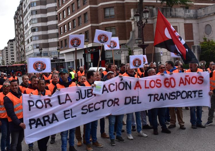 Imagen principal - Manifestantes frente a la Subdelegación del Gobierno en Burgos.