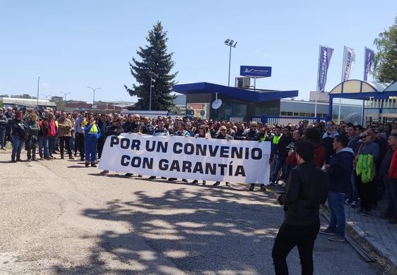 Protesta de los trabajadores a las puertas de Michelin en Aranda de Duero.