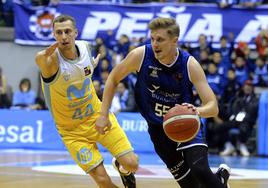 Rupnik lanzando un ataque en el partido de la primera vuelta frente a Movistar Estudiantes.