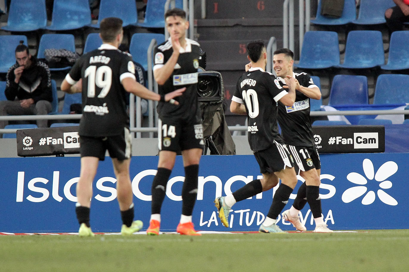 El Tenerife remonta al Burgos en el descuento