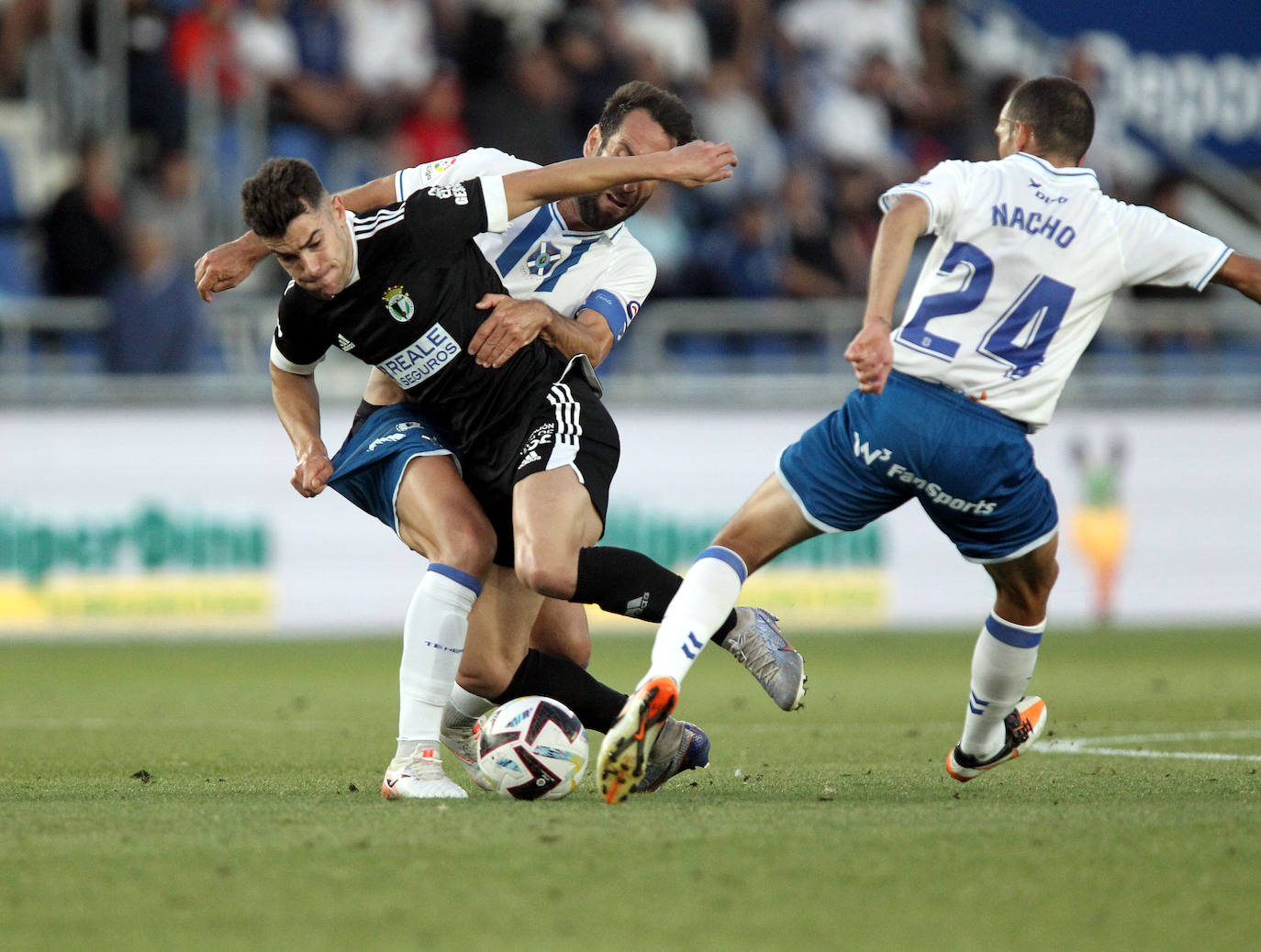 El Tenerife remonta al Burgos en el descuento