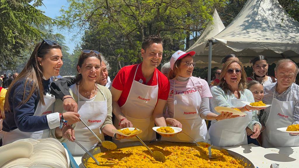 El alcalde y los ediles de la corporación municipal han repartido la paella.