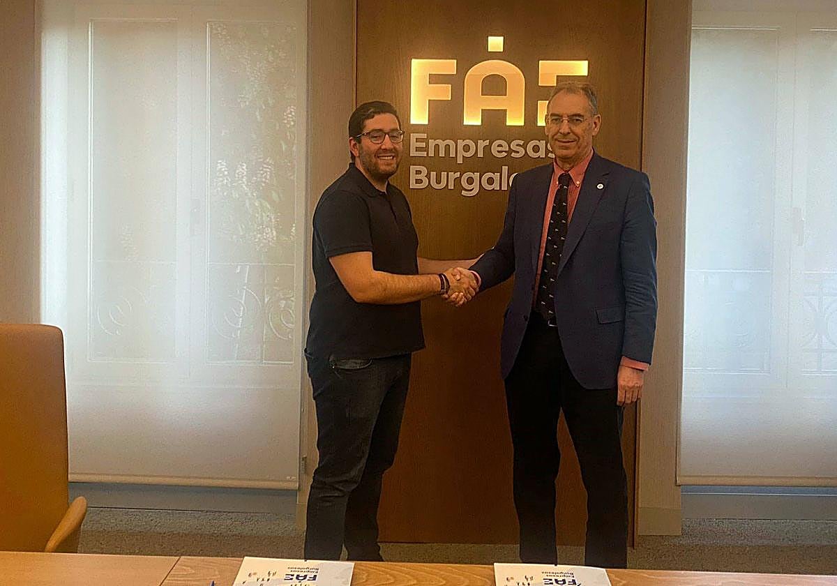 El alcalde de Belorado, Álvaro Eguiluz, (i) con Miguel Ángel Benavente, presidente de FAE, tras la firma del convenio.