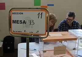 Componentes de una mesa electoral durante una cita electoral