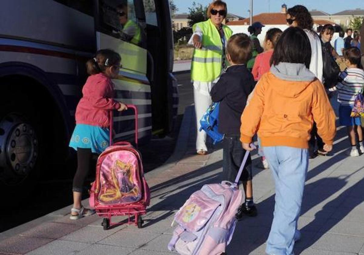 Imagen de archivo de usuarios del transporte escolar.