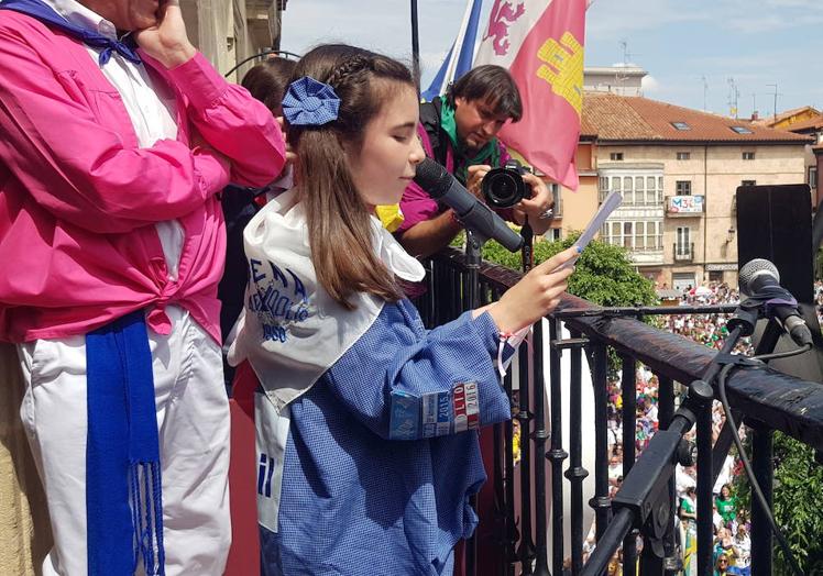 Imagen principal - Claudia Escribano ha sido la pregonera infantil.