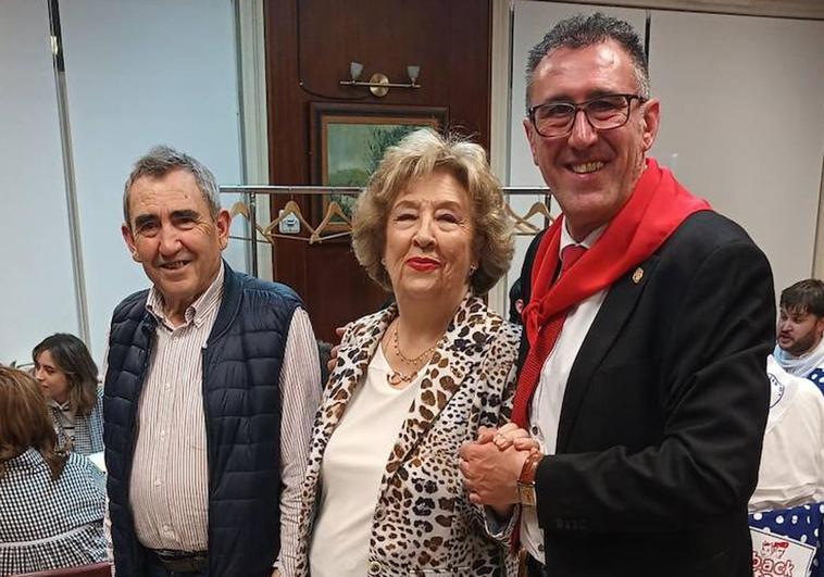 El presidente de la Cofradía con el secretario y la vicepresidenta del Casino de Miranda donde actuaron los otxotes.