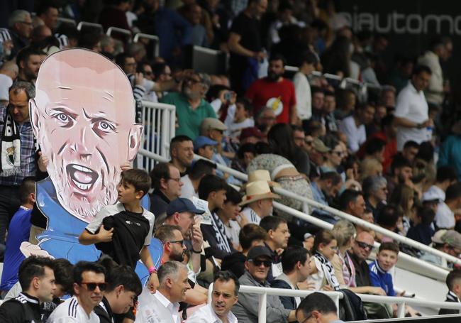 Pancarta de Calero en la grada de El Plantío en el partido de su despedida